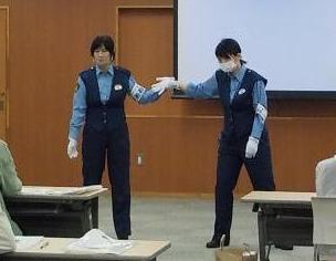 掴まれる