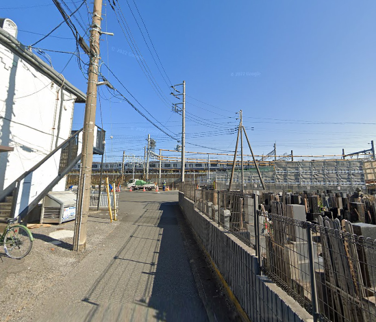 300m程度進むと見えてくる、線路横の通路の画像