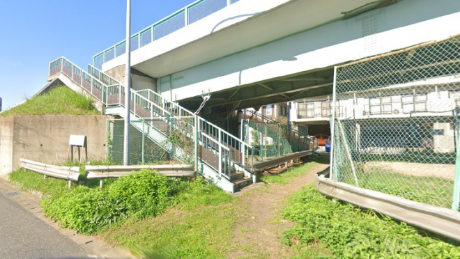 西の谷跨線橋をしばらく進んだところにある、登ると跨線橋上に行くことができる階段の画像