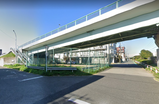 地上から見上げた西の谷跨線橋の画像