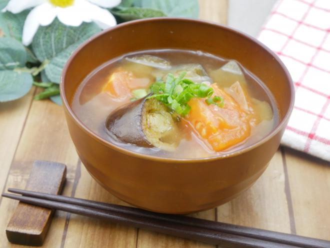 トマトと焼きなすのごま油香る味噌汁