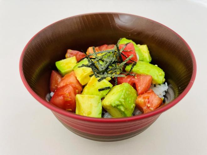 アボカドとトマトのヘルシー丼