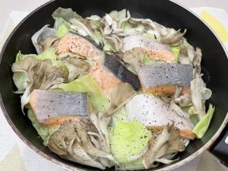 サケとキャベツのフライパン蒸し
