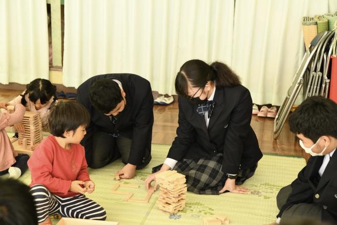 積み木で遊ぶ様子2