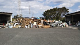 中央・御浜環境事業所に集められた災害ごみ