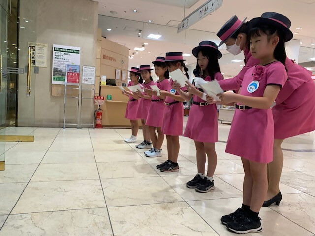 写真2_制服を着て開店のお出迎え