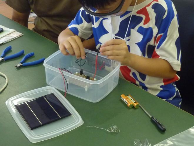 写真5_電子機器を組み立てるエンジニアの体験