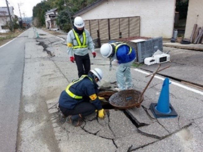 災害支援（被災した道路でのマンホールの調査）