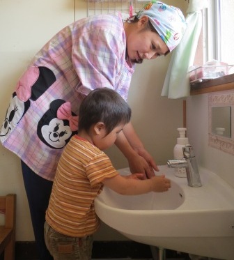 手を洗っている写真