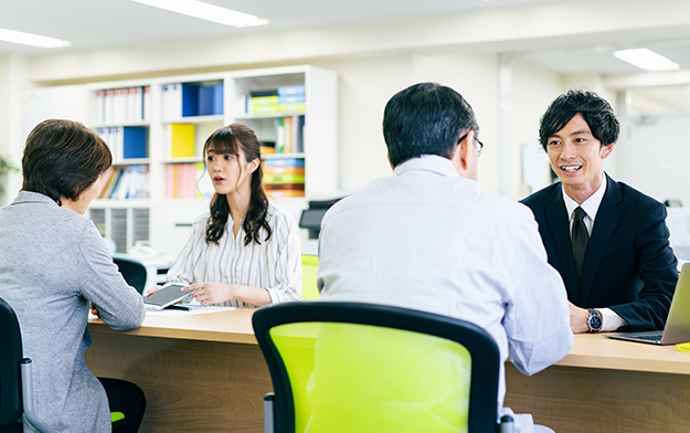 窓口で相談している例の画像