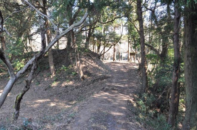 2郭（馬出曲輪）より主郭虎口をみる