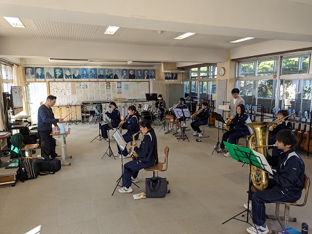 吹奏楽の指導を受ける生徒たち