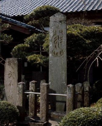 武石の板碑
