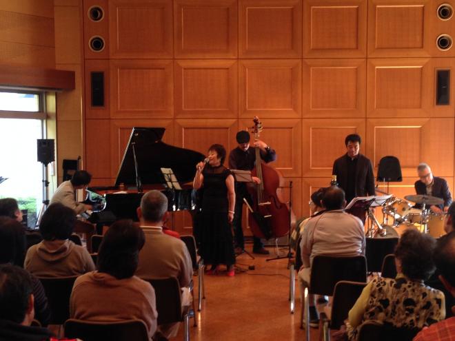 やまぼうしJAZZの演奏の写真