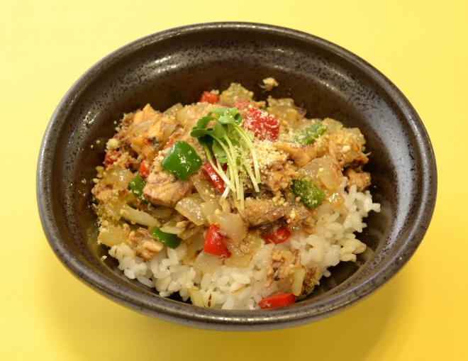 さばのピリ辛そぼろ風丼
