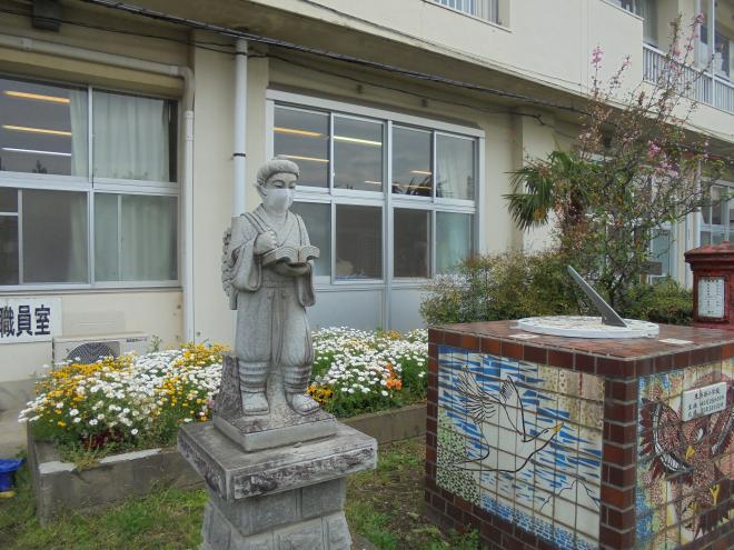 金次郎像と花