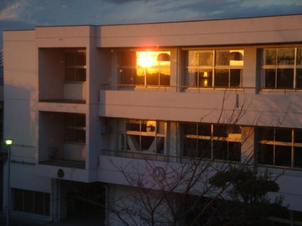校舎と夕日