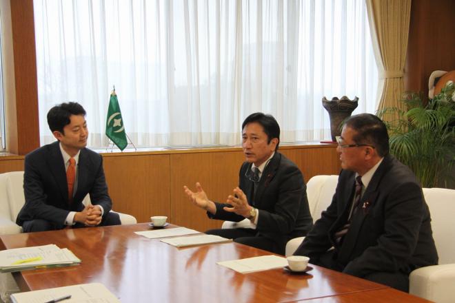 谷市長に提言を提出する白鳥委員長と岩井副委員長2