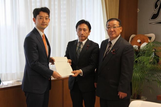 谷市長に提言を提出する白鳥委員長と岩井副委員長1