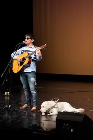 栗山龍太と盲導犬アンジーの演奏シーン