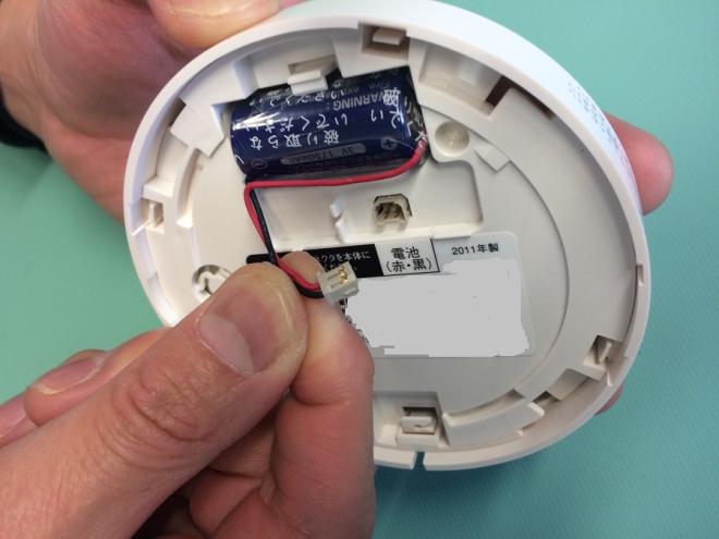 本体から電池のコネクターを外します。
