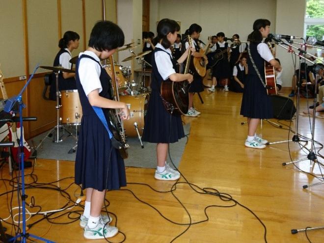 軽音楽演奏