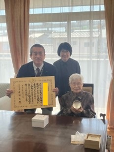 100歳を迎えられた方々の写真1枚目