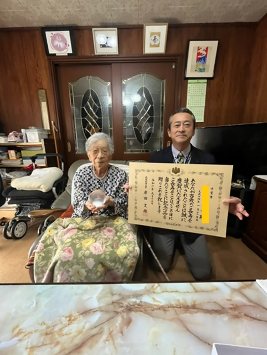 100歳を迎えられた方々の写真2枚目